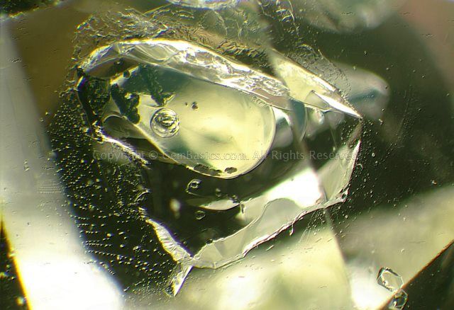 Moving gas bubbles in quartz with petroleum, methane, bitumen, and water from Zhob District, Balochistan Province, Pakistan